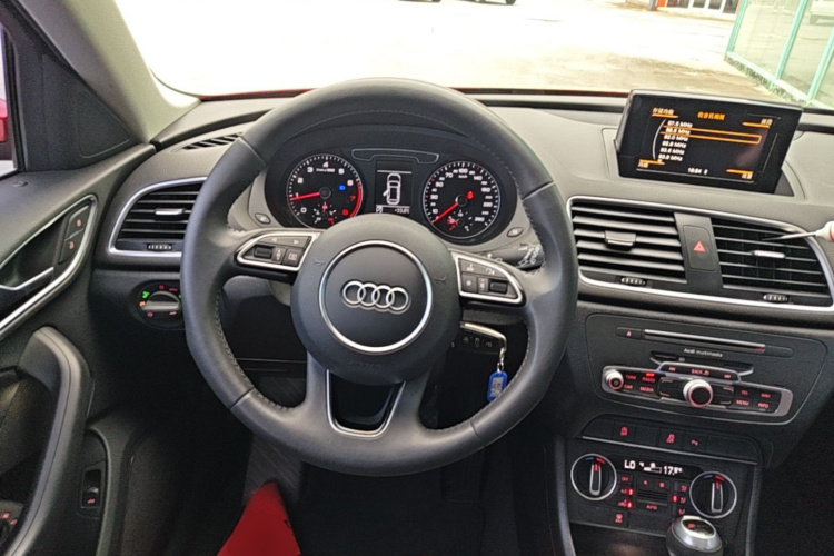 Audi Q3 2019 car image #11