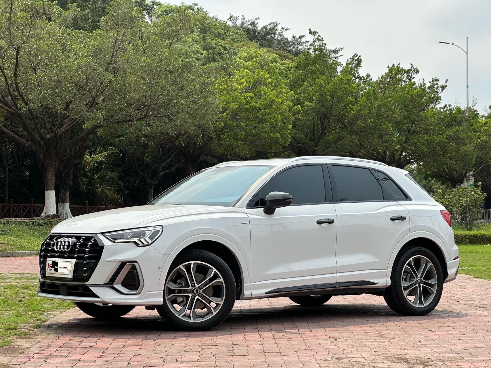 Audi Q3 2023 car image 