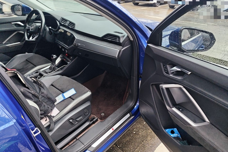 Audi Q3 2020 car image #21