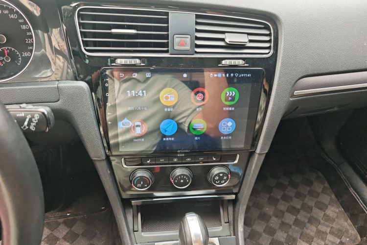 Volkswagen Golf 2017 car image #17
