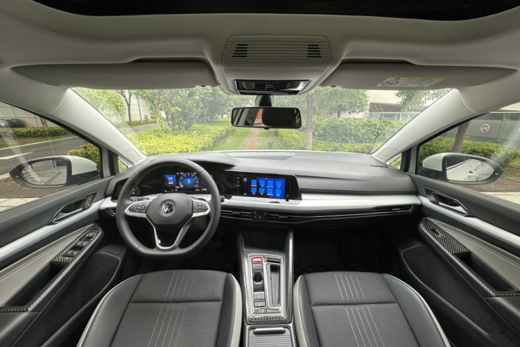 Volkswagen Golf 2025 car image #10