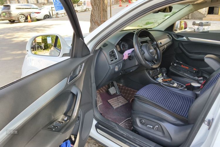 Audi Q3 2017 car image #18