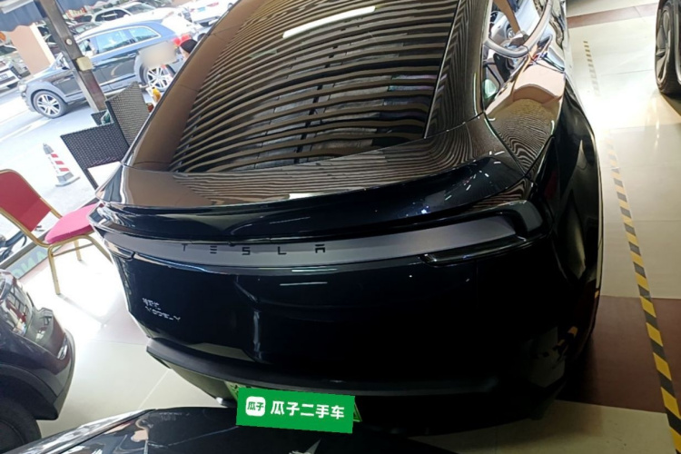 Tesla Model Y 2025 #6 Tesla Model Y 2025 car image #6