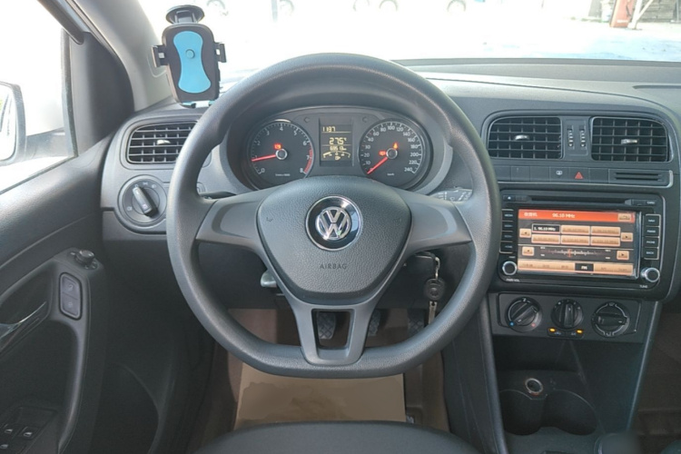 Volkswagen Polo 2015 car image #11