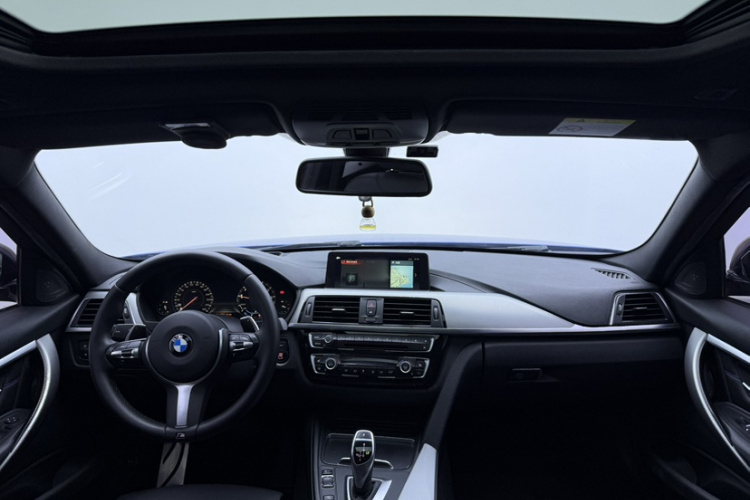 BMW 3 Series 2018 car image #8