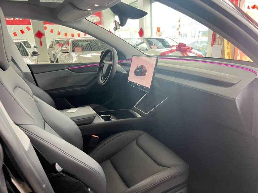 Tesla Model Y 2025 #6 Tesla Model Y 2025 car image #6