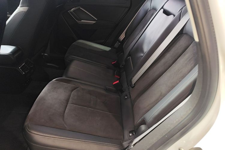 Audi Q3 2020 car image #17