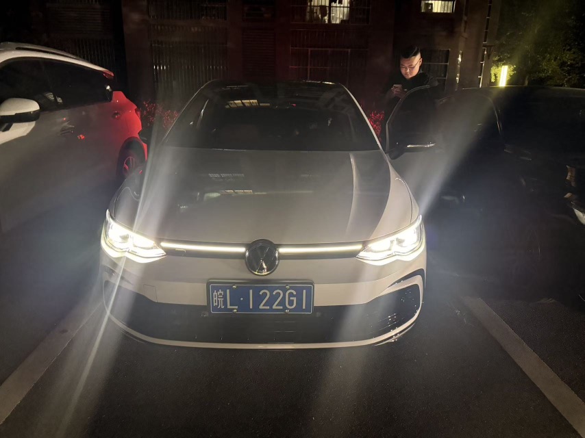 Volkswagen Golf 2023 car image #2