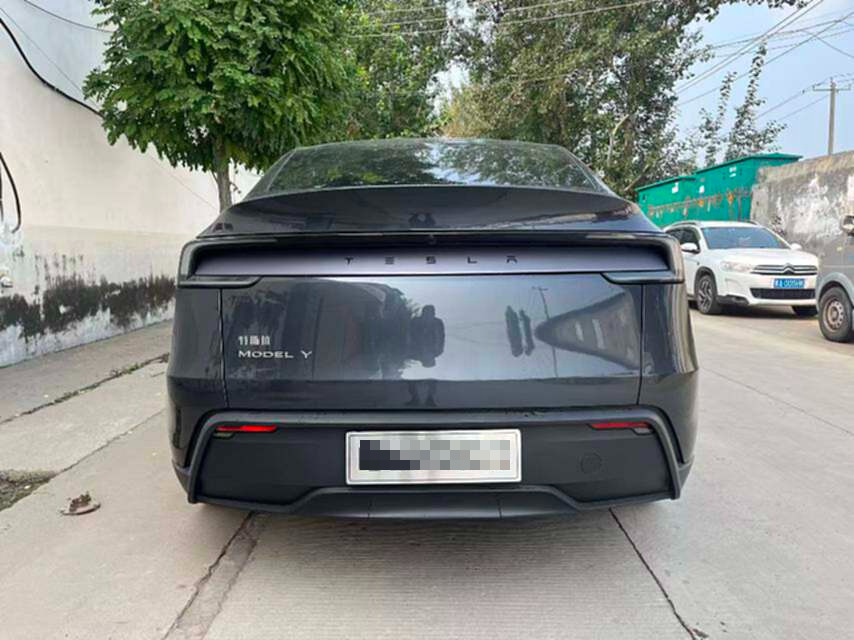 Tesla Model Y 2025 #8 Tesla Model Y 2025 car image #8