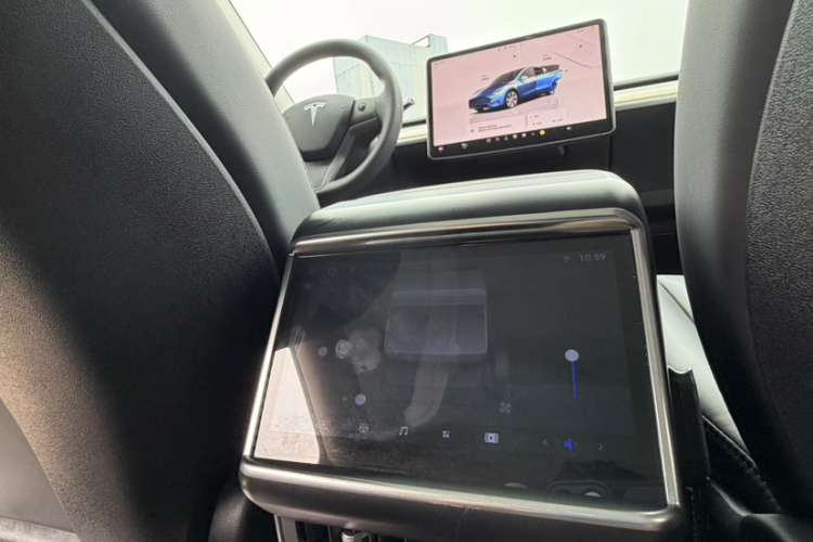Tesla Model Y 2023 car image #9