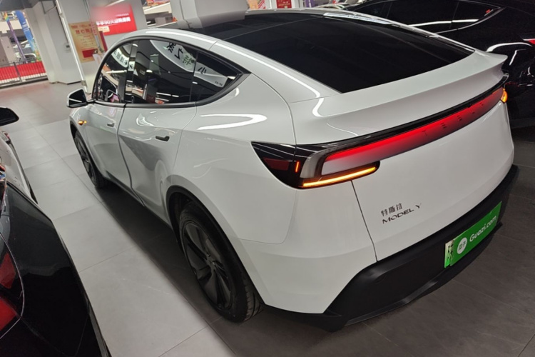 Tesla Model Y 2025 #5 Tesla Model Y 2025 car image #5