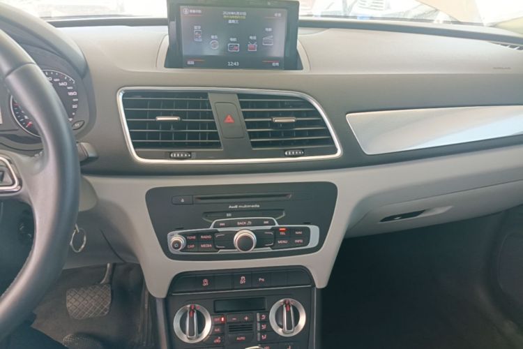 Audi Q3 2016 car image #13