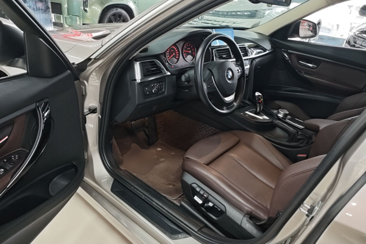 BMW 3 Series 2019 car image #16