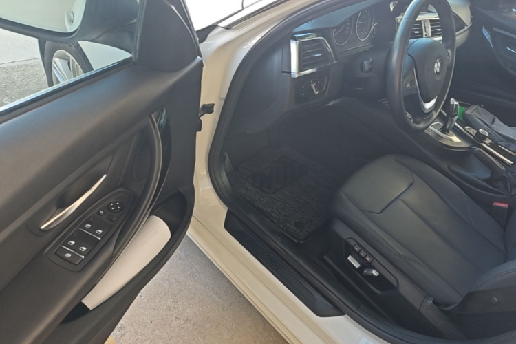 BMW 3 Series 2017 car image #12