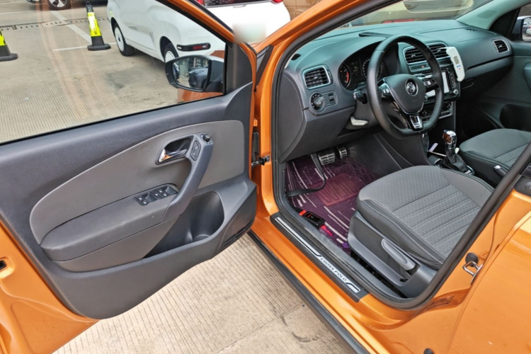 Volkswagen Polo 2014 car image #16