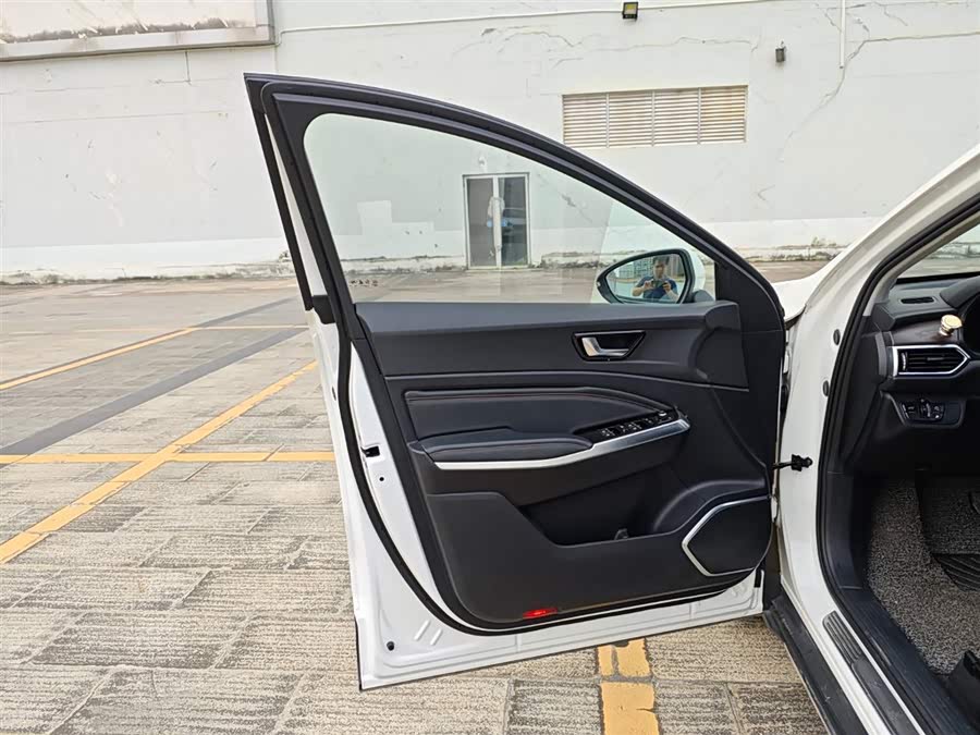 HongQi E-HS3 2019 #17 HongQi E-HS3 2019 car image #17