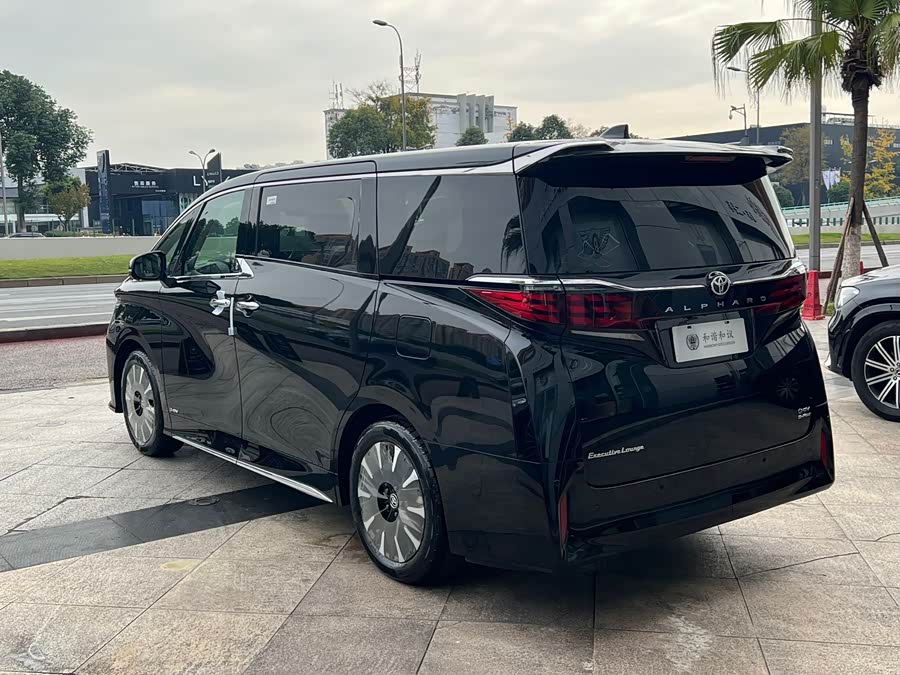 Toyota Alphard car image #17