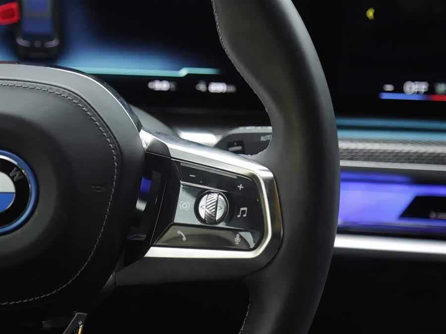 BMW i7 M70L 2023 car image #17