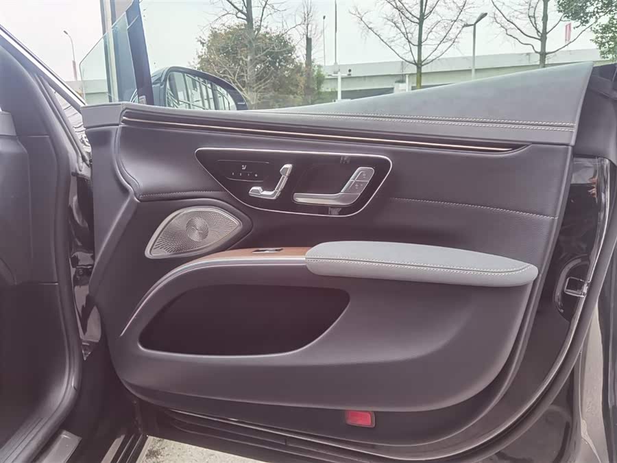 Mercedes-Benz EQS Class car image #17