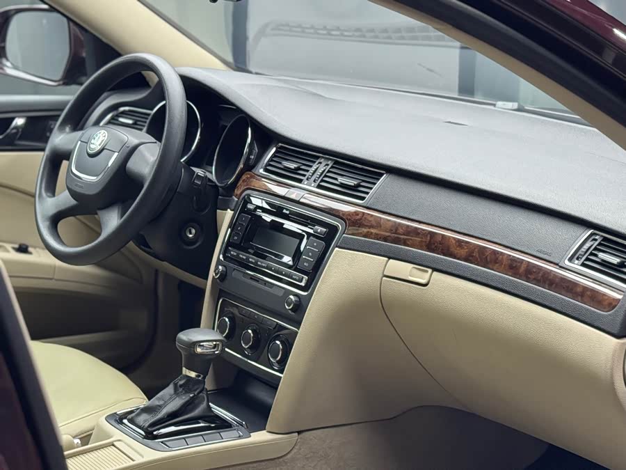 Skoda Superb 2013 car image #17