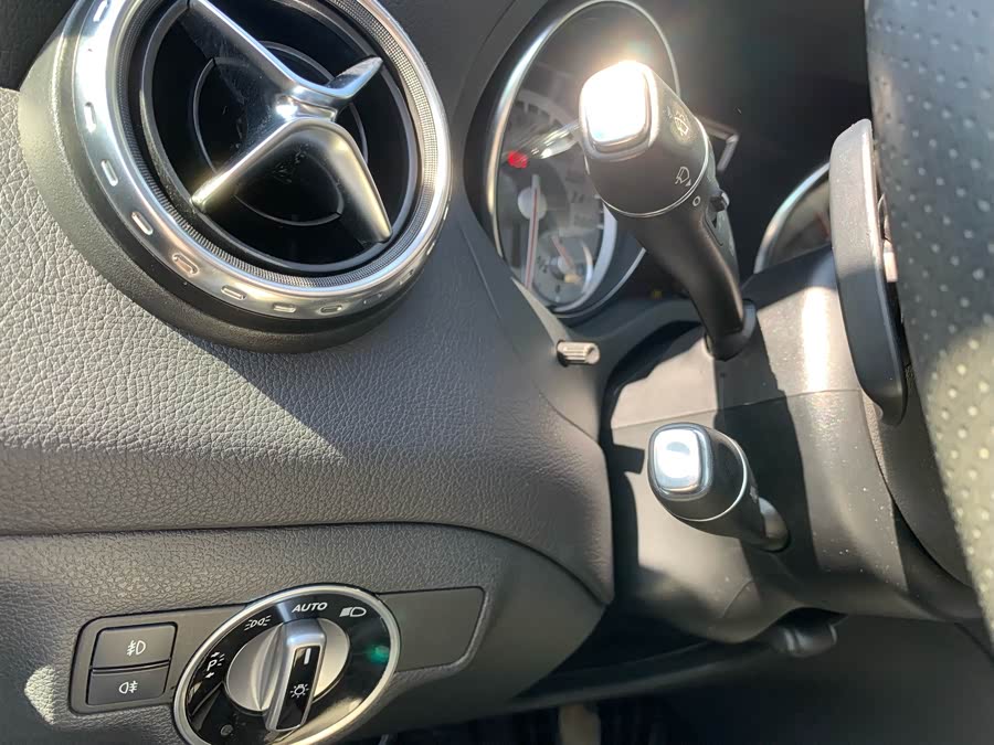 Mercedes-Benz GLA Class 2017 immagine di auto #17