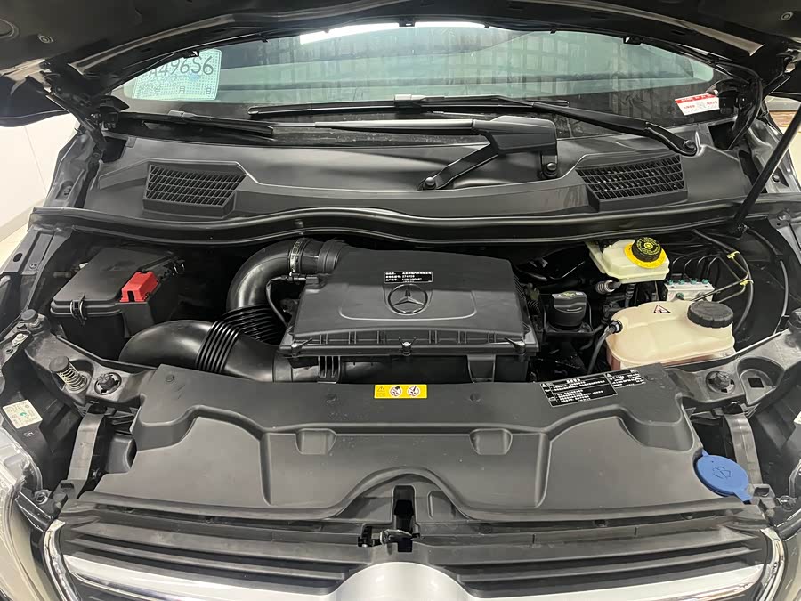 Mercedes-Benz V Class 2018 immagine di auto #17