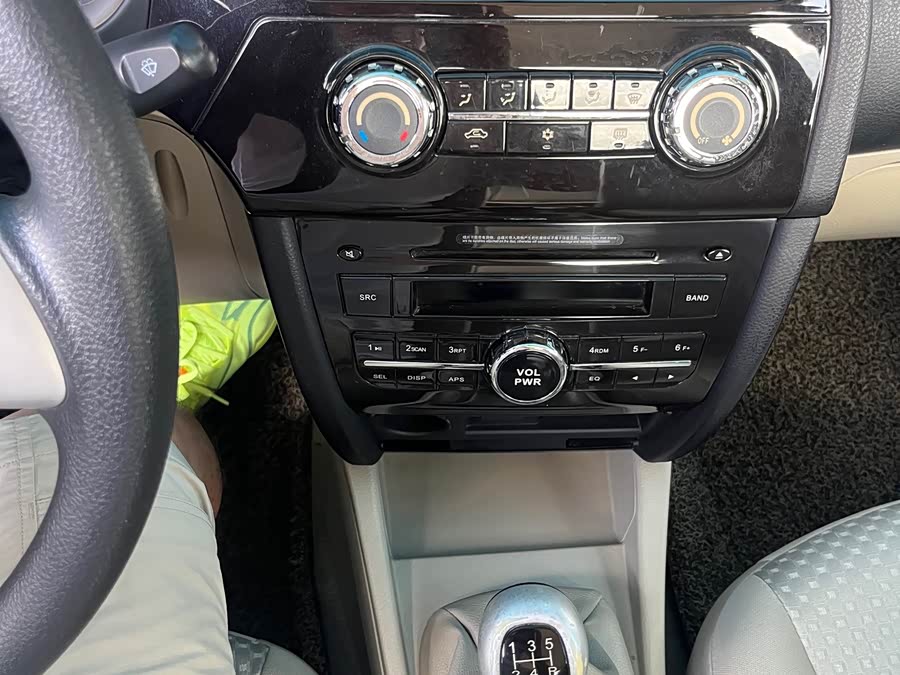 Soueast V3 Lingyue 2014 car image #17