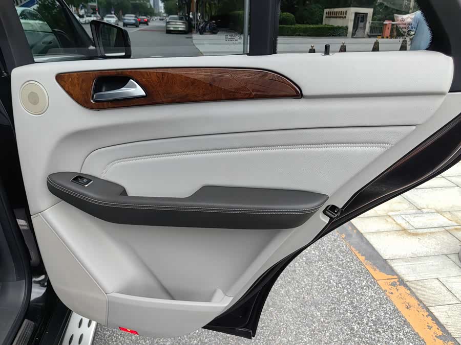 Mercedes-Benz M Class 2012 car image #17