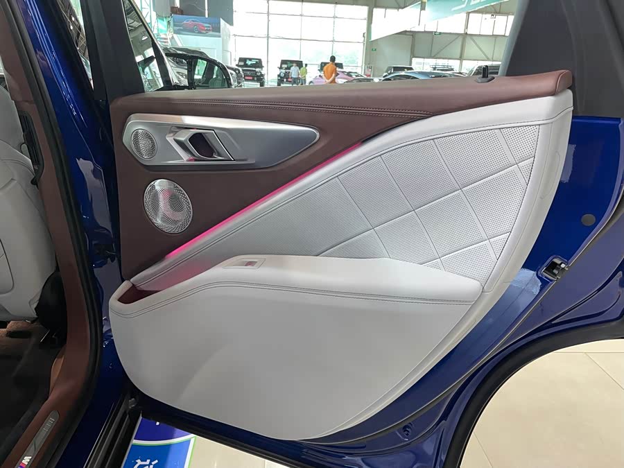 BMW XM 2024 immagine di auto #17