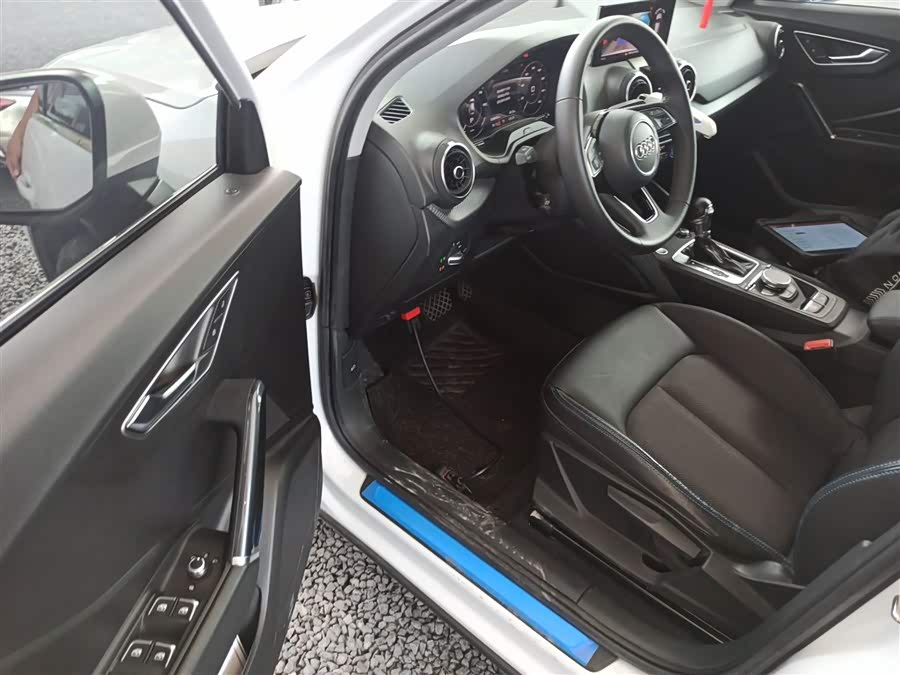 Audi Q2L e-tron 2021 صورة سيارة #17