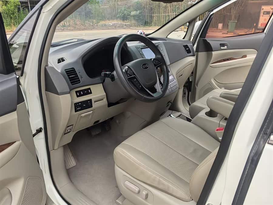 BYD M6 2016 car image #17