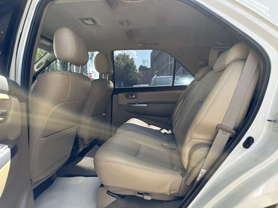 Toyota Fortuner 2016 immagine di auto #17