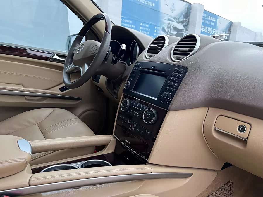 Mercedes-Benz M Class 2009 car image #17