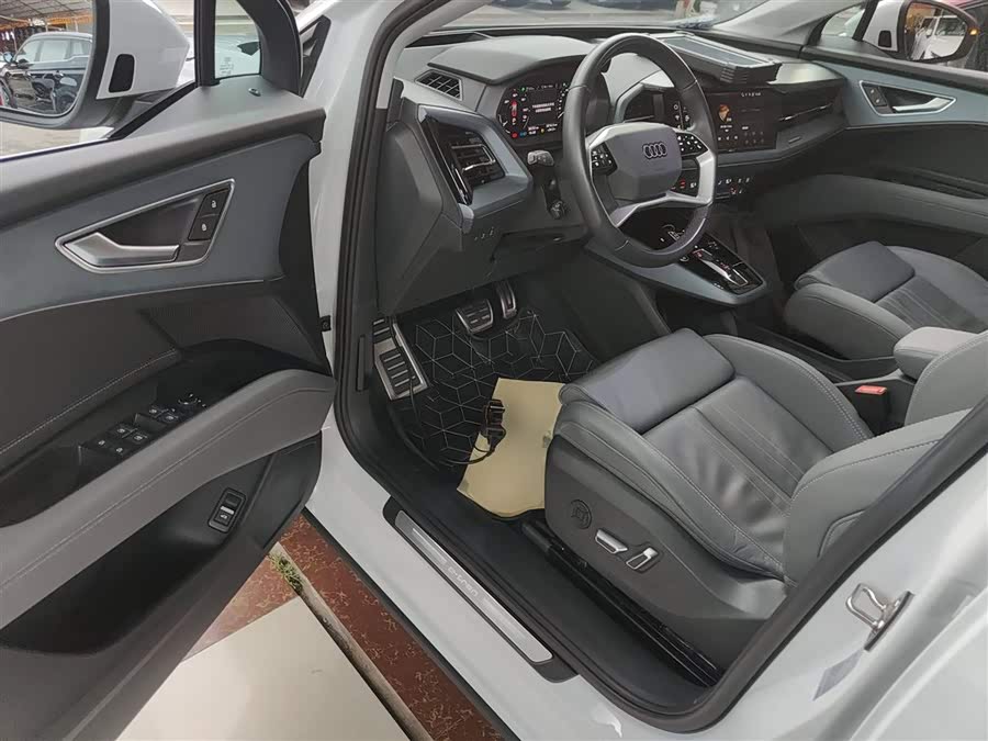 Audi Q5 e-tron 2024 immagine di auto #17