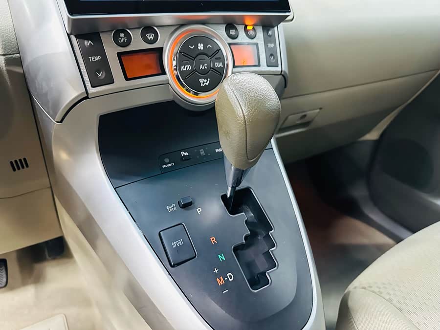 Toyota Reiz 2012 صورة سيارة #17