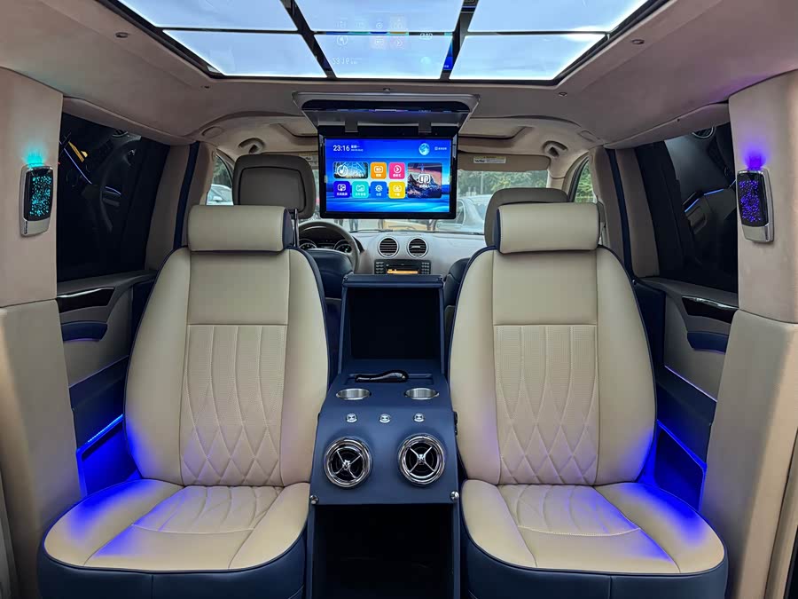 Mercedes-Benz GL Class 2011 car image #17