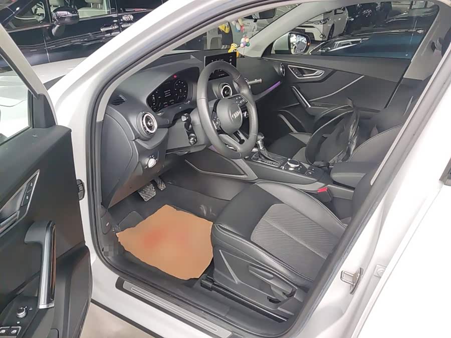 Audi Q2L e-tron 2020 #17 Audi Q2L e-tron 2020 car image #17