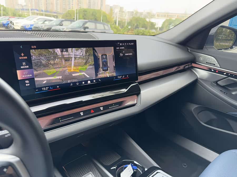 BMW i5 2024 immagine di auto #17