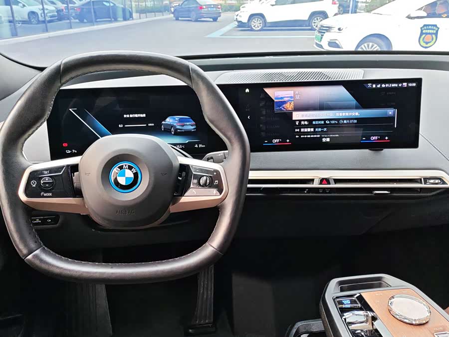 BMW iX 2023 immagine di auto #17