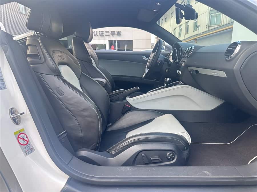 Audi TTS 2011 car image #17