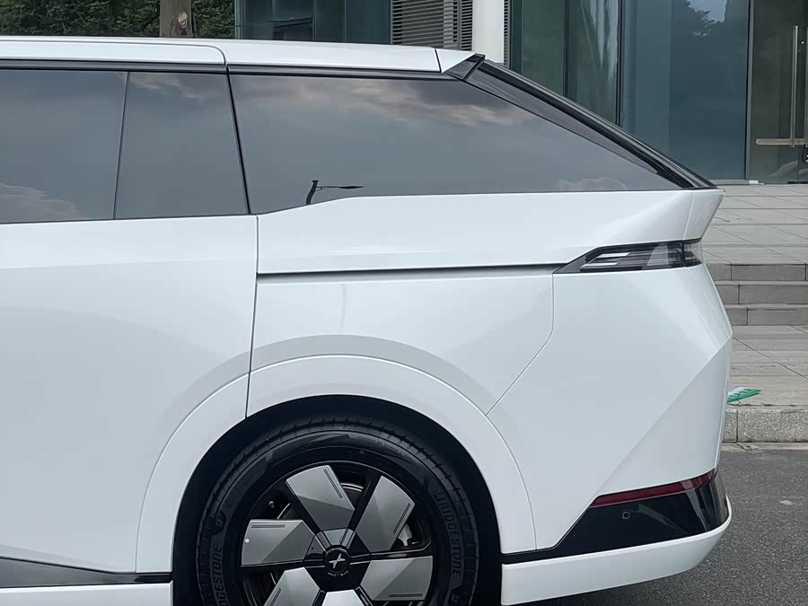 Xpeng X9 2024 صورة سيارة #17