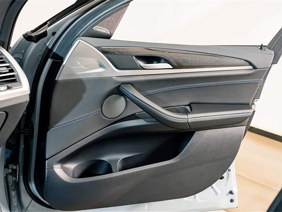 BMW X4 M40i 2024 car image #17