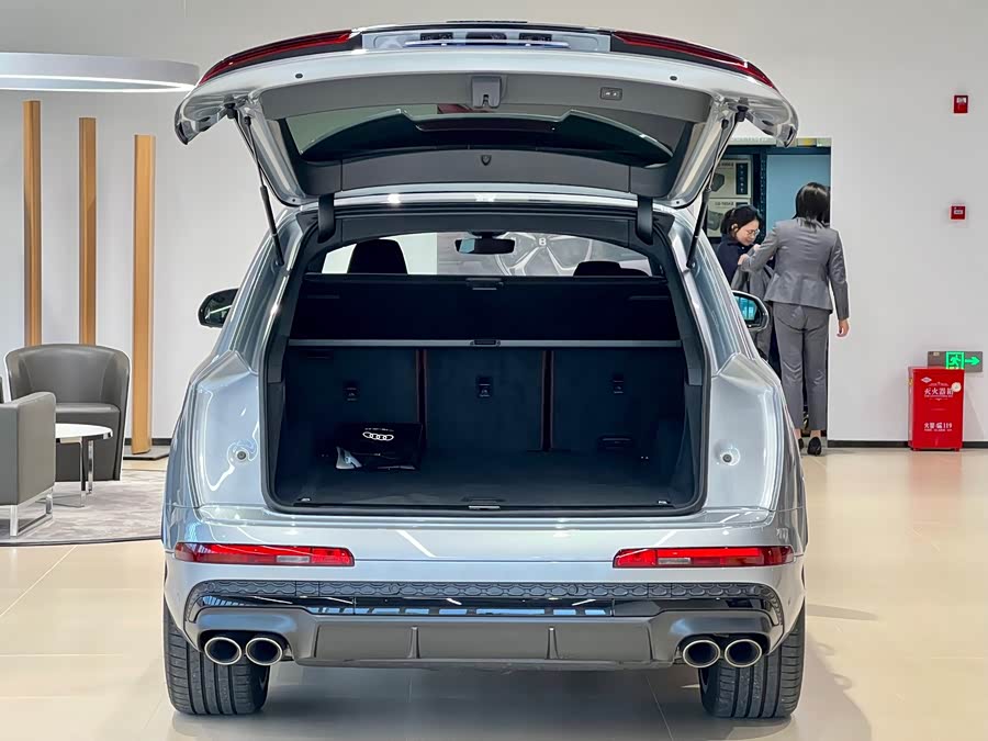 Audi SQ7 2024 car image #17