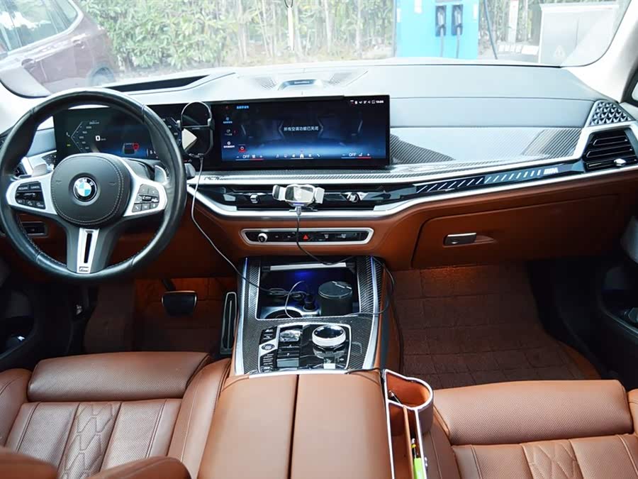 BMW X7 M60i 2023 immagine di auto #17