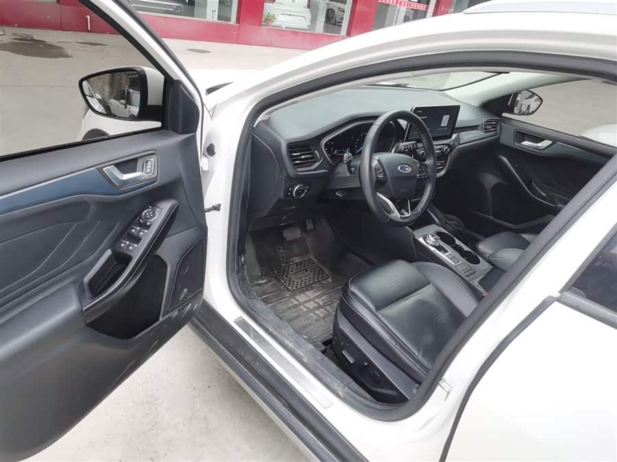 Ford Focus Active 2019 car image #17