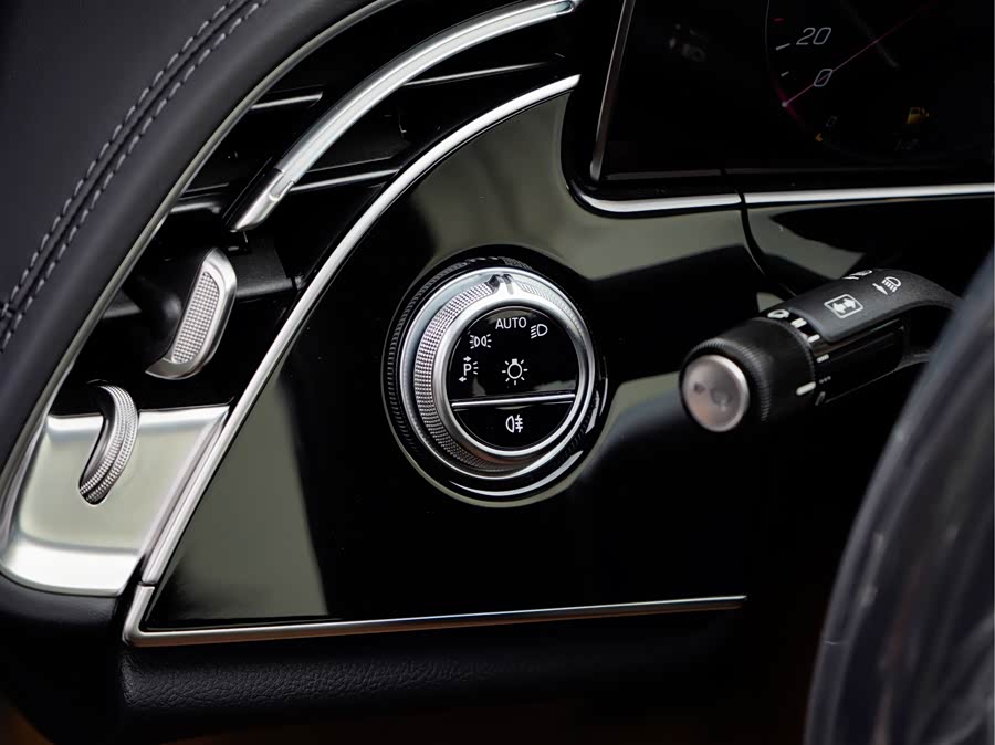 Mercedes-Benz E Class New Energy 2023 car image #17