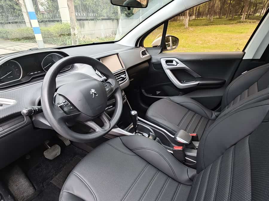 Peugeot 2008 2016 car image #17