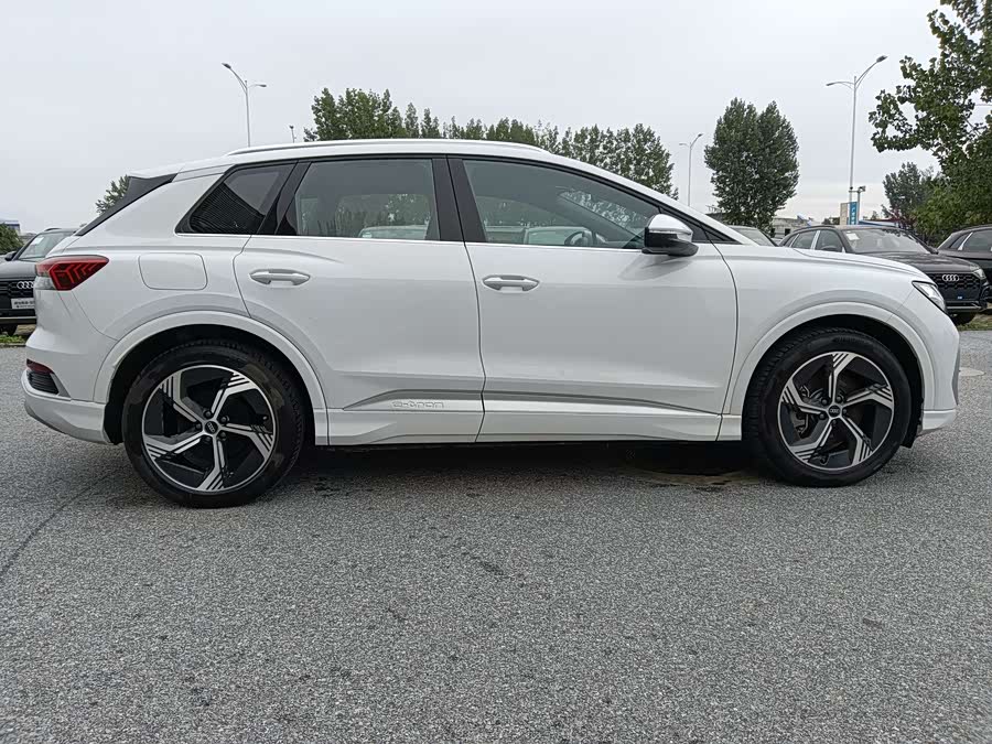 Audi Q4 e-tron 2024 immagine di auto #17