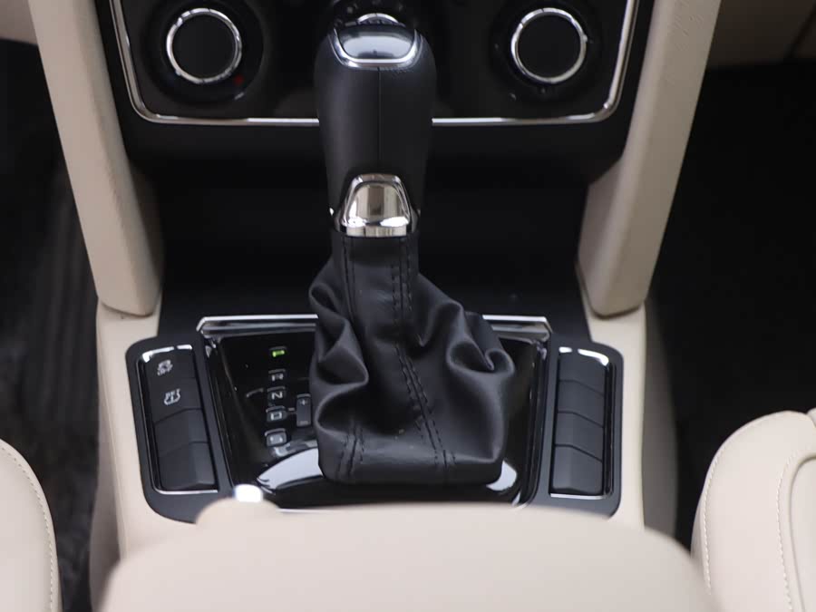 Skoda Superb 2015 car image #17