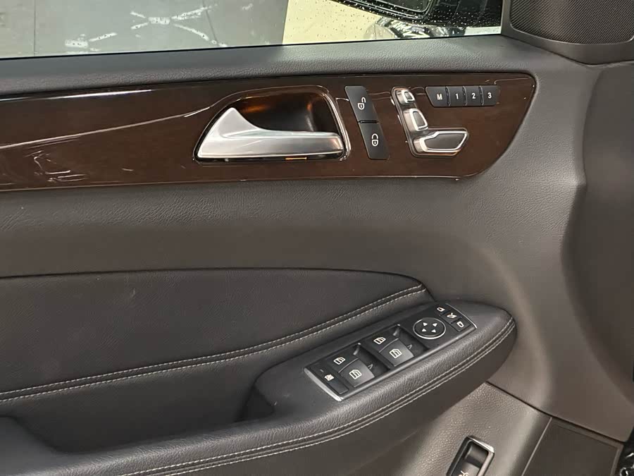 Mercedes-Benz GLS Class 2018 car image #17